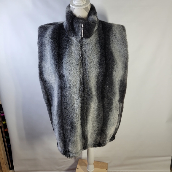 Duffel Outdoor Faux Fur ZIp Front Vest Side Pockets Lined Size Small - Picture 2 of 11